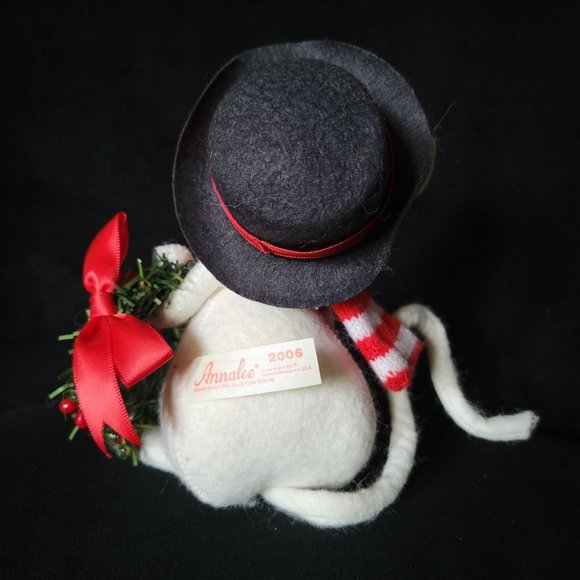 Annalee Yuletide Mouse w/ Top Hat, Scarf and Wreath 2006 - Picture 3 of 7